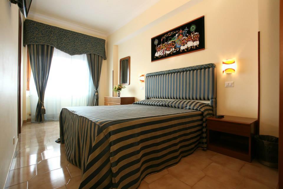 Tiburtina Hotel Holiday Рим Екстер'єр фото